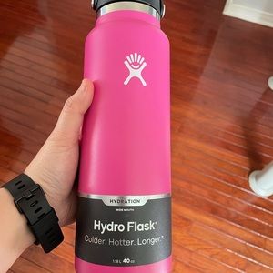 Hydroflask Insulated Water Bottle 40oz. Carnation Pink